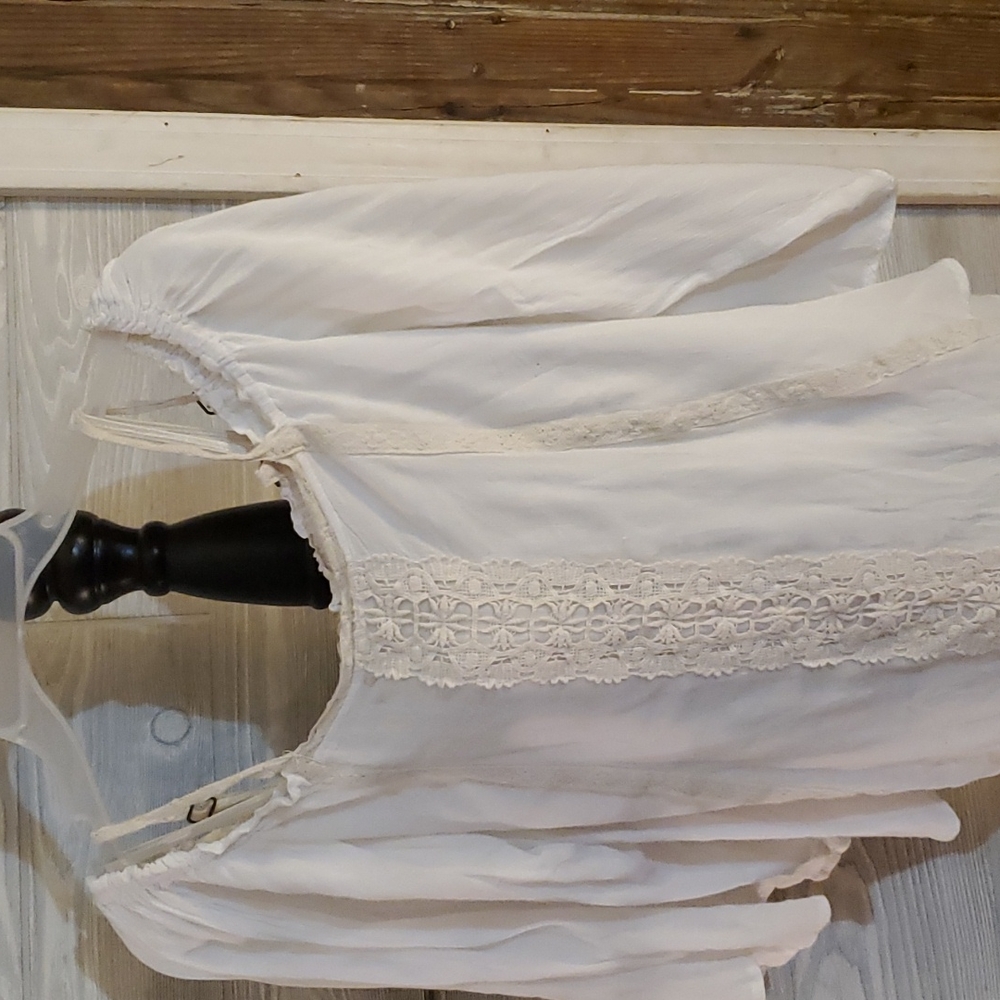 Nice dressy top on of off shoulder s